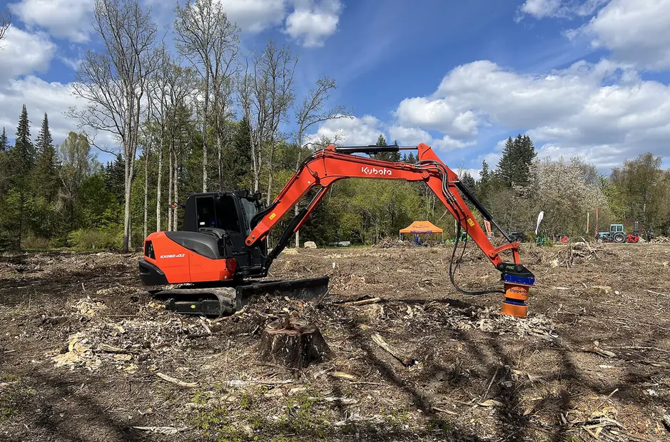 Tracked stump crusher working on a cut stump